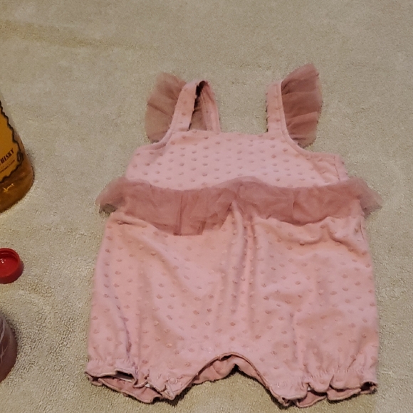 🐻 Pink Ruffled Bodysuit with Textured Fabric - Picture 1 of 3